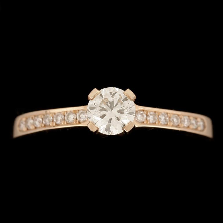 RING, 14k guld, briljantslipad diamant ca 0,39ct samt 14 briljantslipade diamanter tot ca 0,11 ct. Vikt ca 3,15 gram.