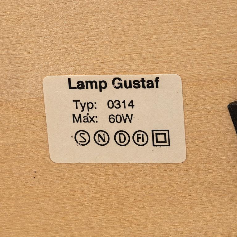 A floor lamp from Lamp Gutaf.