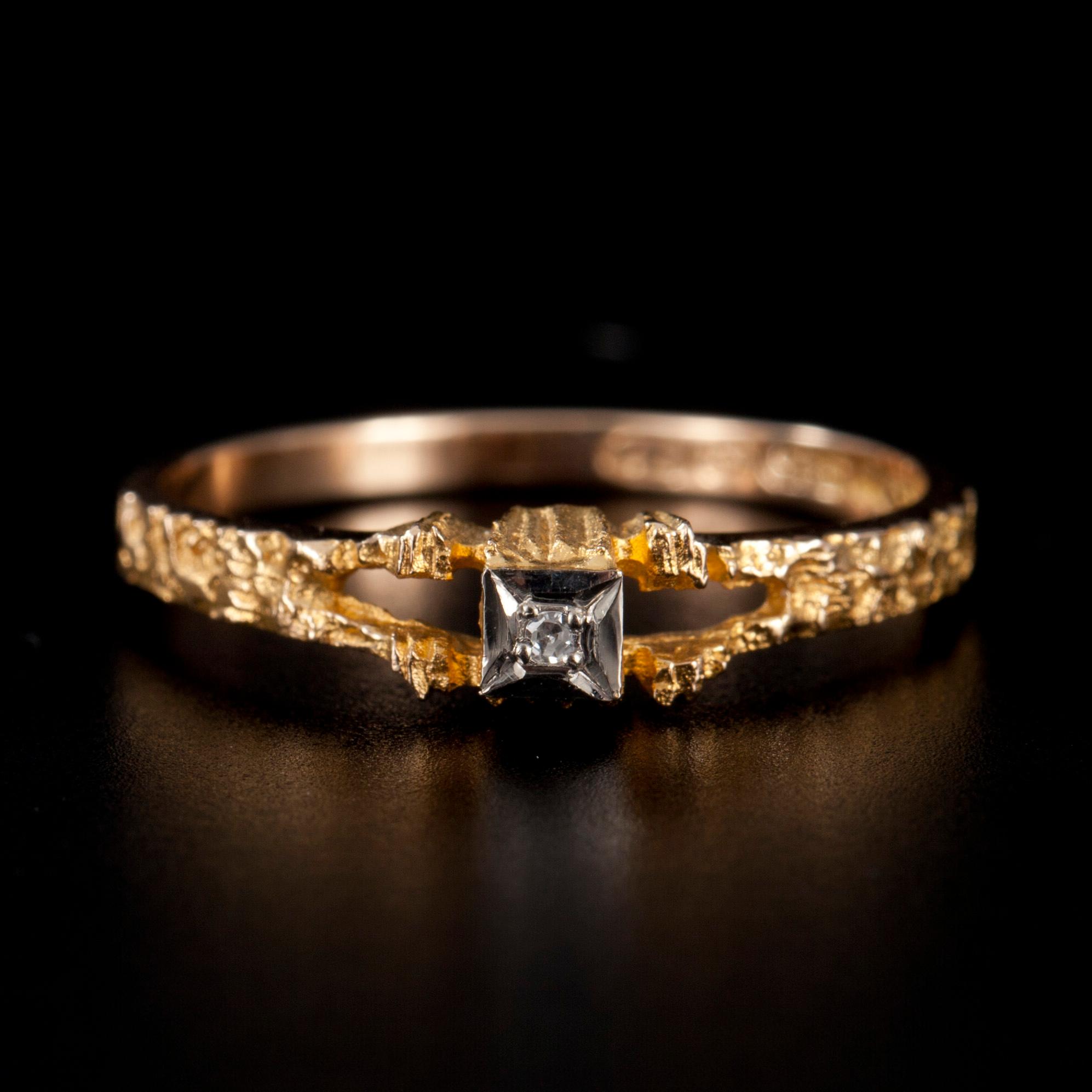 RING, guld 14K, diamant 0,02 ct, Alpo Tamminen, Åbo 1972. Vikt 1,9 g.