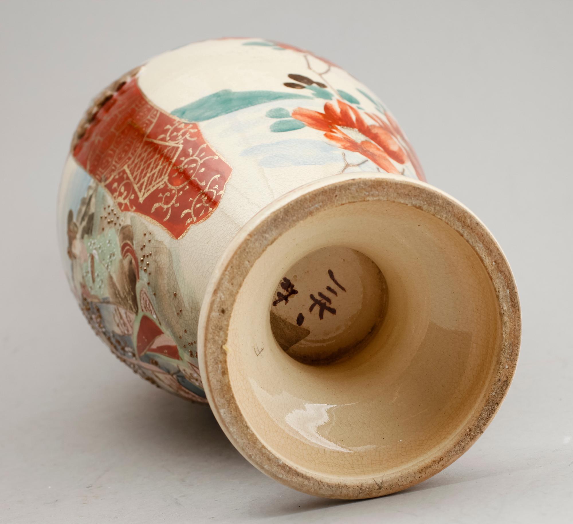 VAS, porslin, Japan, Satsuma, sekelskiftet 1900.