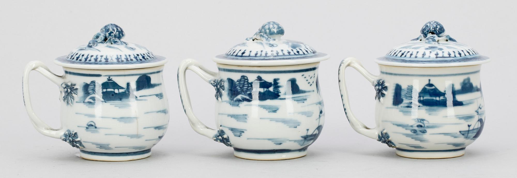 CREMEKOPPAR, 3 st, porslin, Kina, 1800-talets första hälft.