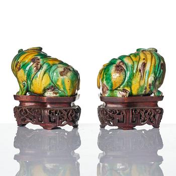 Figuriner, två stycken, porslin. Qingdynastin, Kangxi (1662-1722).