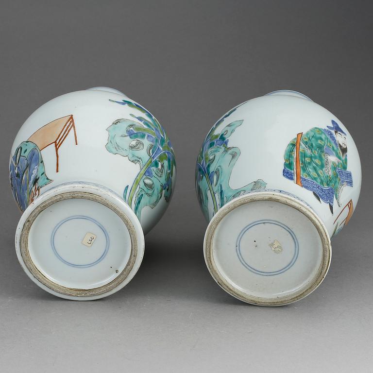 VASER, ett par, porslin, Kina. 1900-tal.