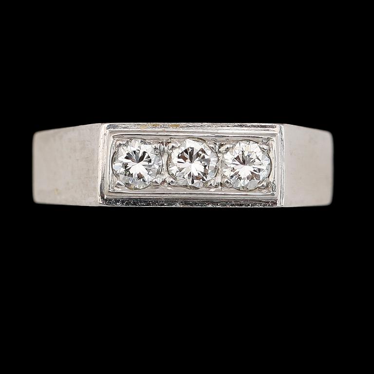 RING, 18K vitguld och briljantslipade diamanter, svenska stämplar, 1970. Total vikt ca 5 g.