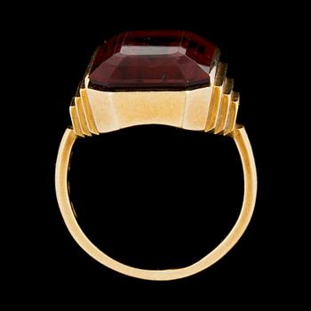 A Wiwen Nilsson 18k gold and facet cut citrine ring, Lund 1931.