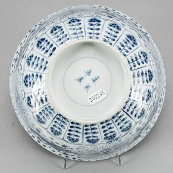 SKÅL. Porslin. Kangxi-stil. Kina. Modern tillverkning.