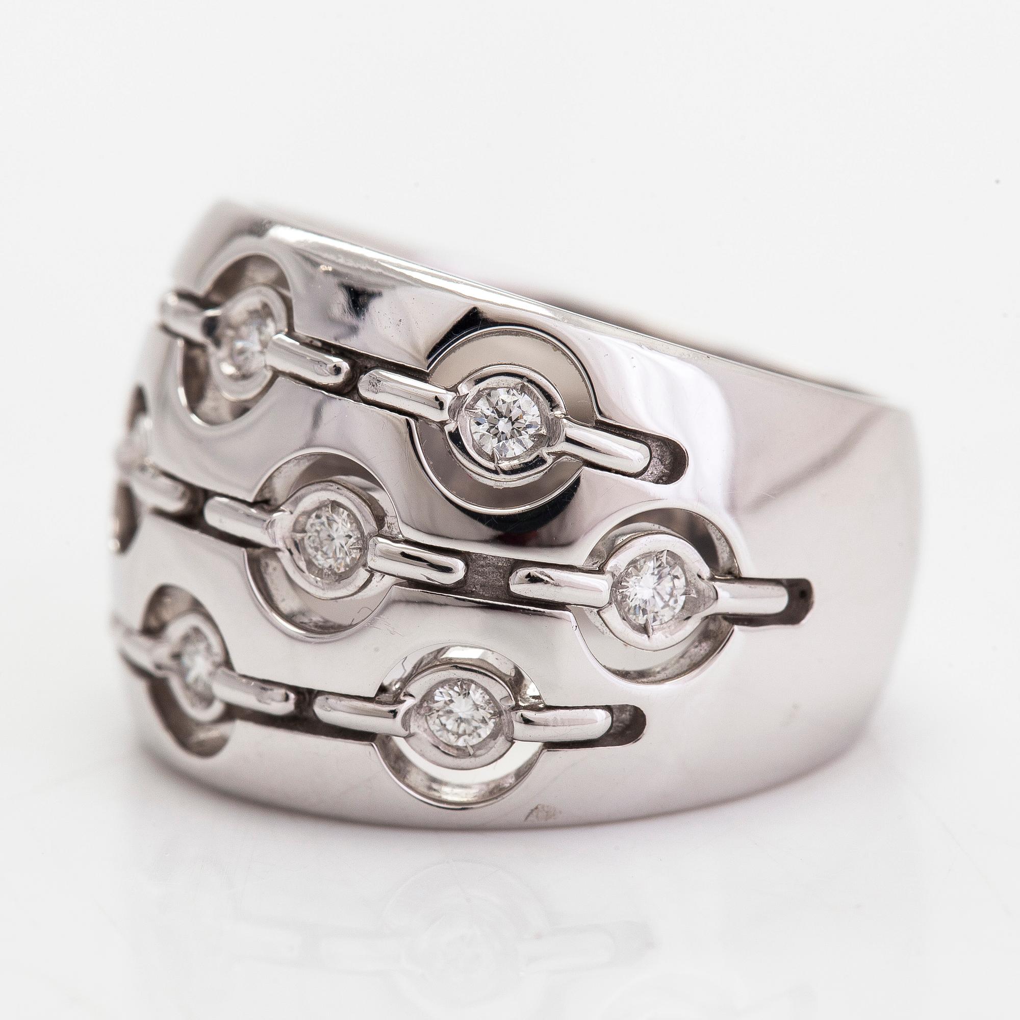 An 18K white gold ring, diamonds totalling approx. 0.21 ct, Italy.