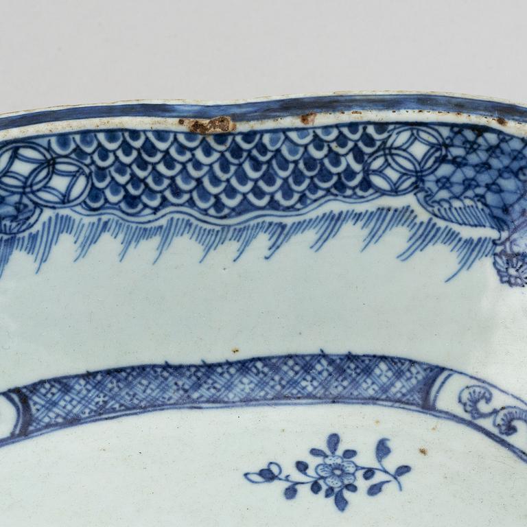 A blue and white export porcelain serving bowl, Qing dynasty, Qianlong (1736-95).