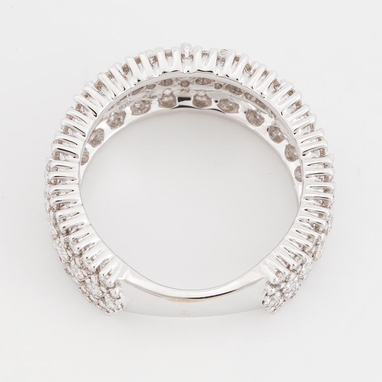 Round brilliant-cut diamond ring.