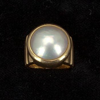 RING, guld 18K, mabé pärla. Ca 10 g.