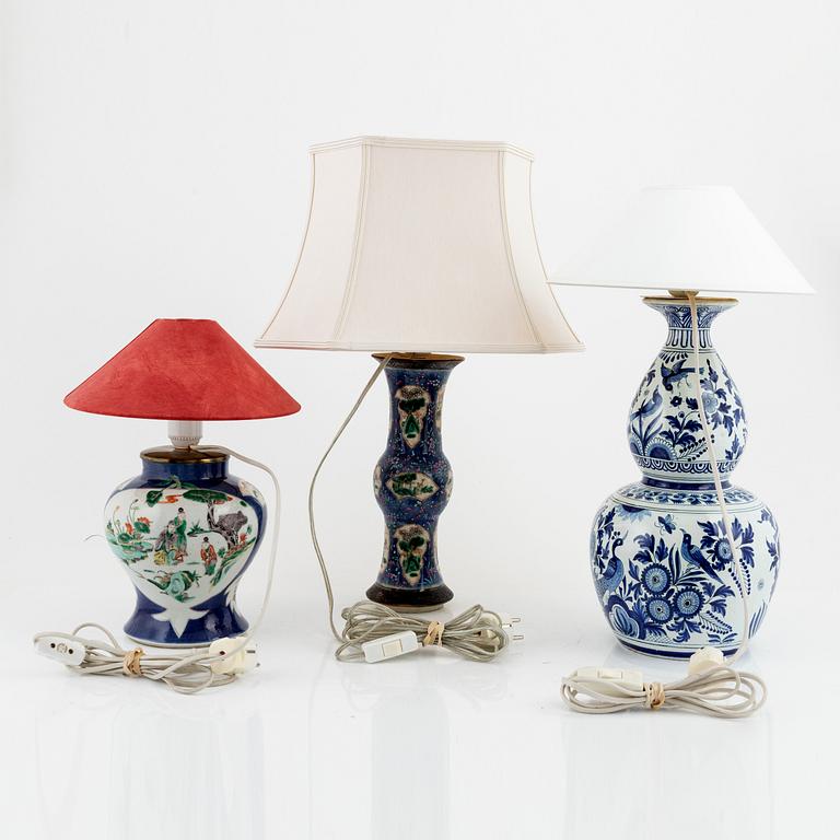 Bordslampor, 3 st, porslin samt fajans, Kina samt Europa, tidigt 1900-tal.