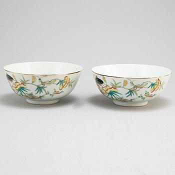 A pair of Chinese famille rose bowls, early 20th century.