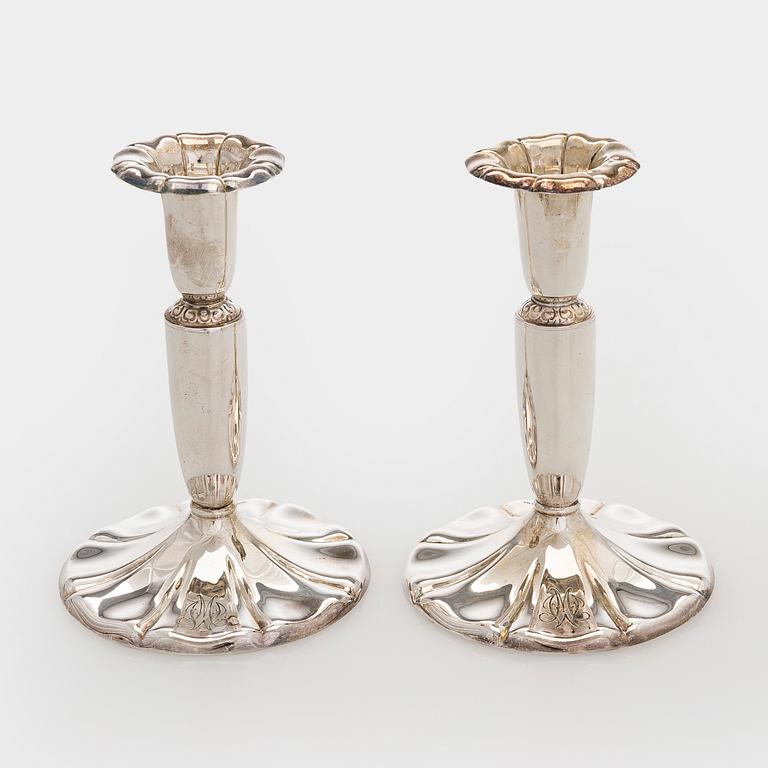 Kahvikalusto, 3 osaa, ja kynttilänjalkapari, hopeaa, Kultakeskus, Hämeenlinna 1946 ja 1948.