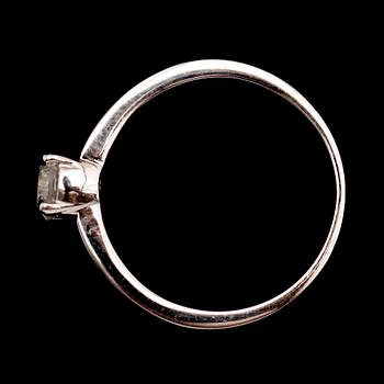RING, 14 k vitguld, med solitär briljantslipad diamant 0.62 ct.