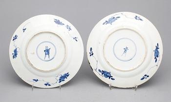 TALLRIKAR, 2 st snarlika, porslin, Kina, Qing dynastin, Kangxi (1662-1722).