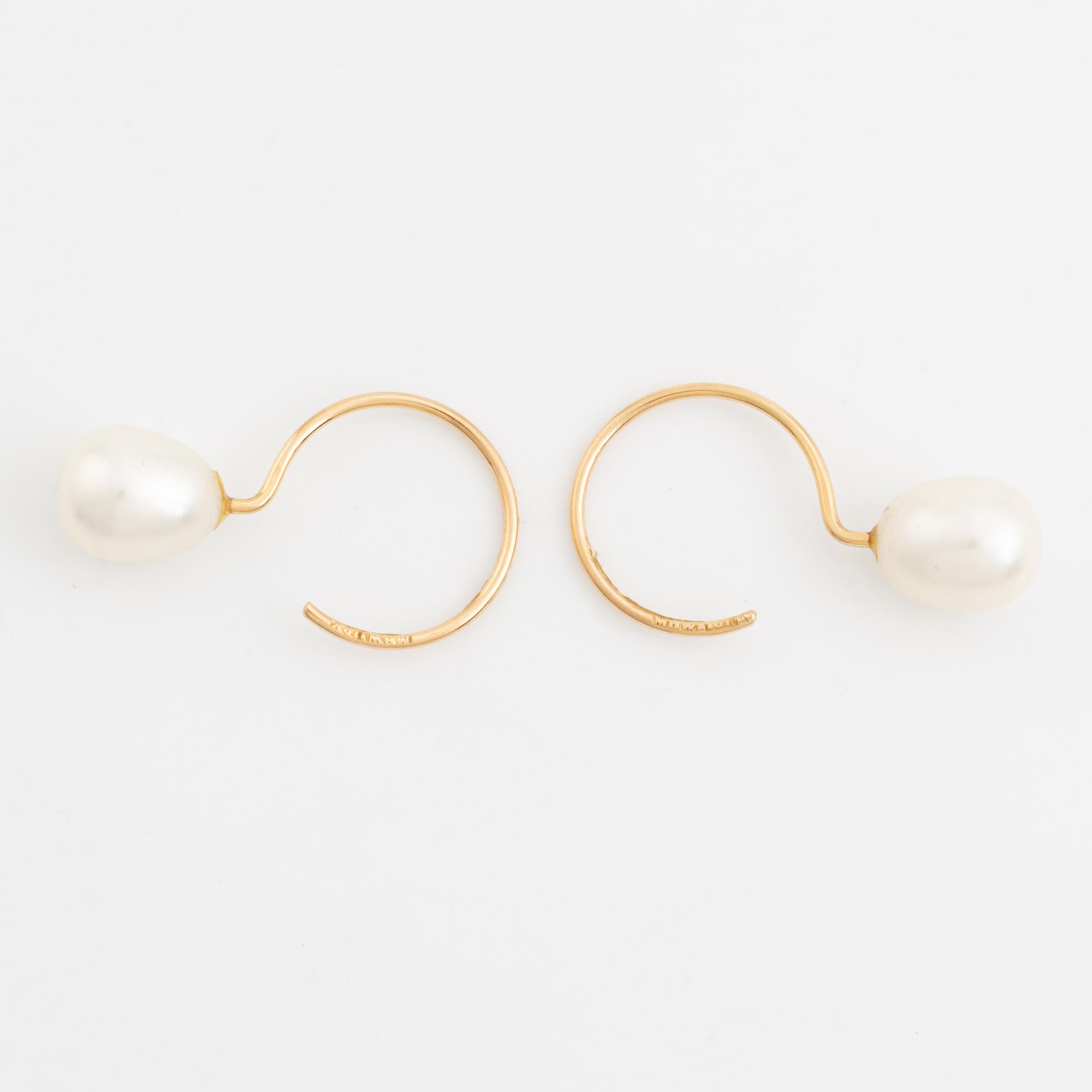 Ett par örhängen 18K guld med odlade sötvattenpärlor.