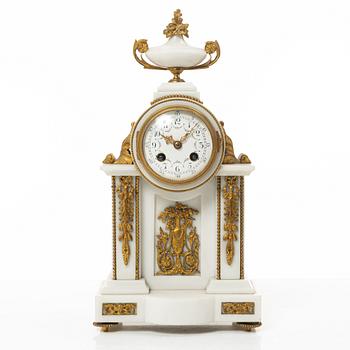 A Louis XVI-style mantle clock, around 1900.
