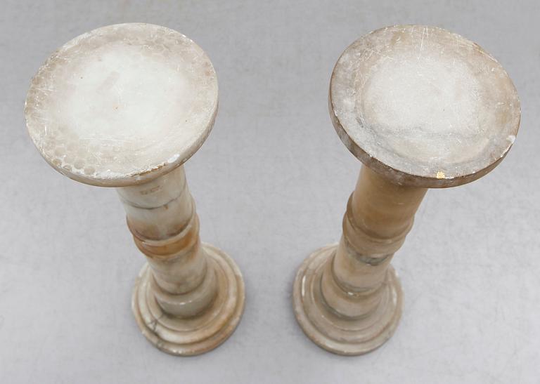 PIEDESTALER,  1 par, alabaster, 1900-talets första hälft.