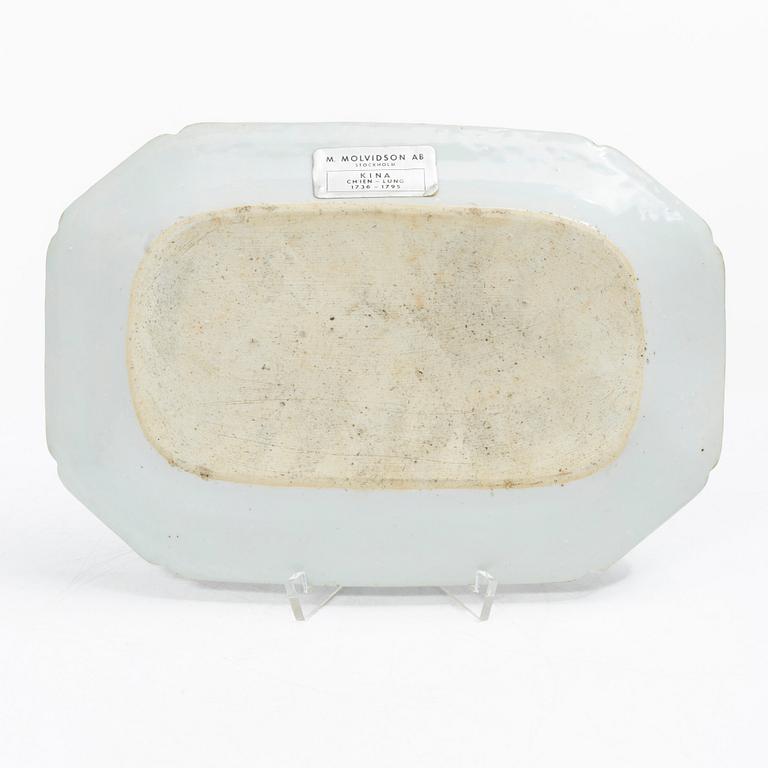 Skål samt serveringsfat, 2 st, porslin, Kina, Qianglong (1735-95) samt Jiaqing (1796-1820).