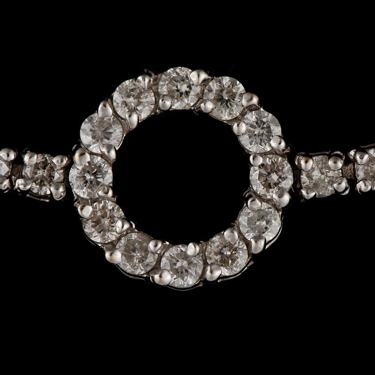 ARMBAND, 18k vitguld med briljantslipade diamanter tot ca 2,50 ct. Vikt ca 6,8 gram.