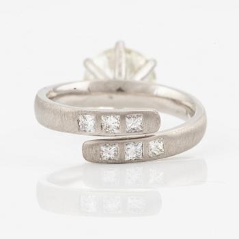 A ring in platinum with a round brilliant-cut diamond 4.10 cts according to the engraving.