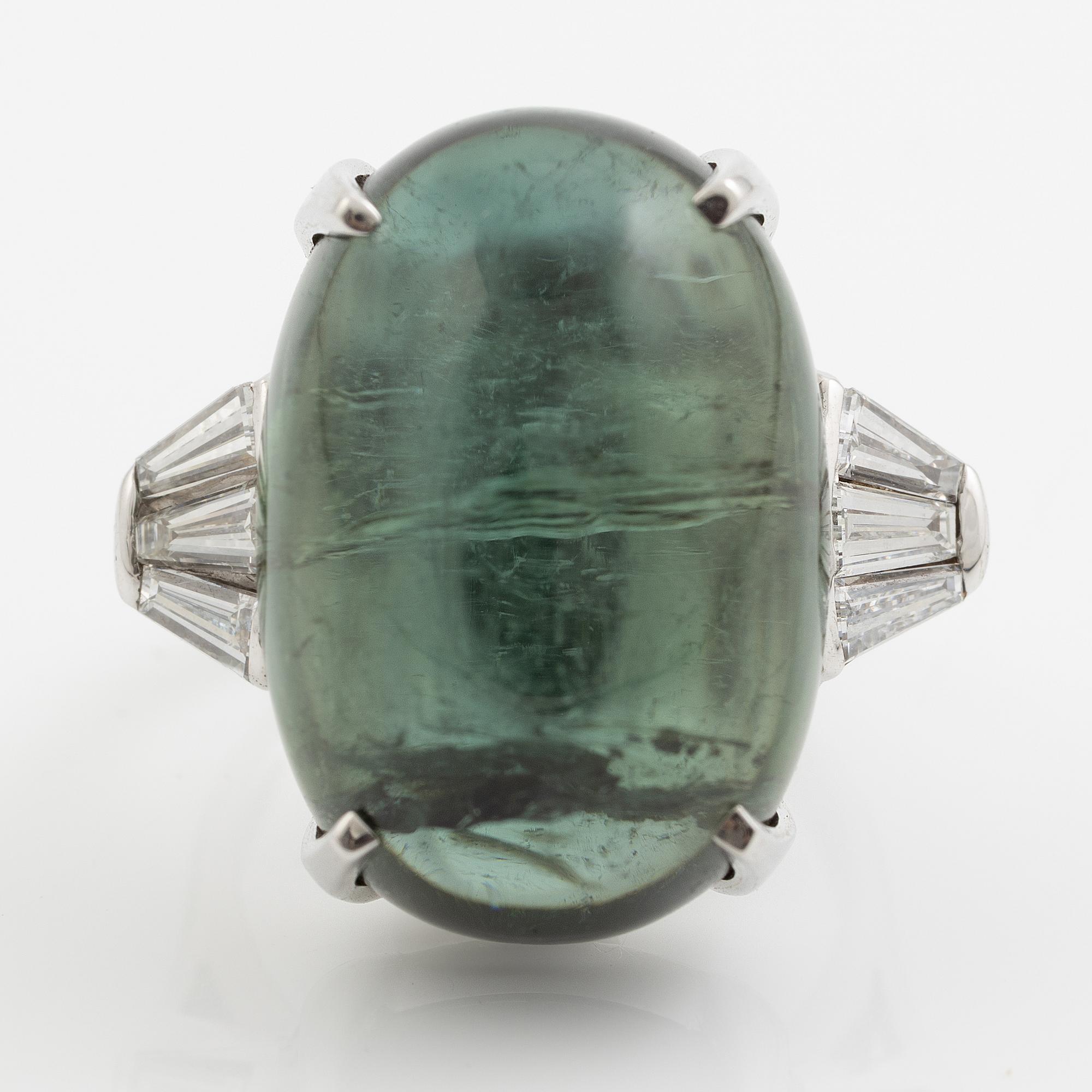 Ring, cocktail ring, 18K white gold with a large cabochon-cut green tourmaline and trapeze-cut diamonds.