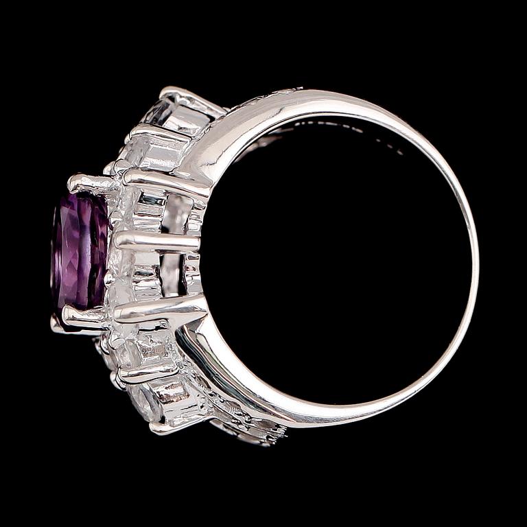 RING, sterlingsilver, ametist ca 3.00 ct, vita topaser tot ca 1.60 ct.
