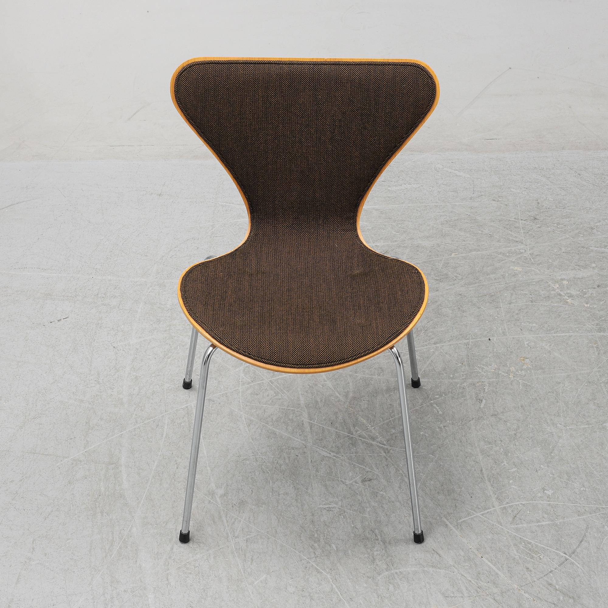 Arne Jacobsen, a set of eight 'Series 7' chairs from Fritz Hansen, Denmark, 1982.