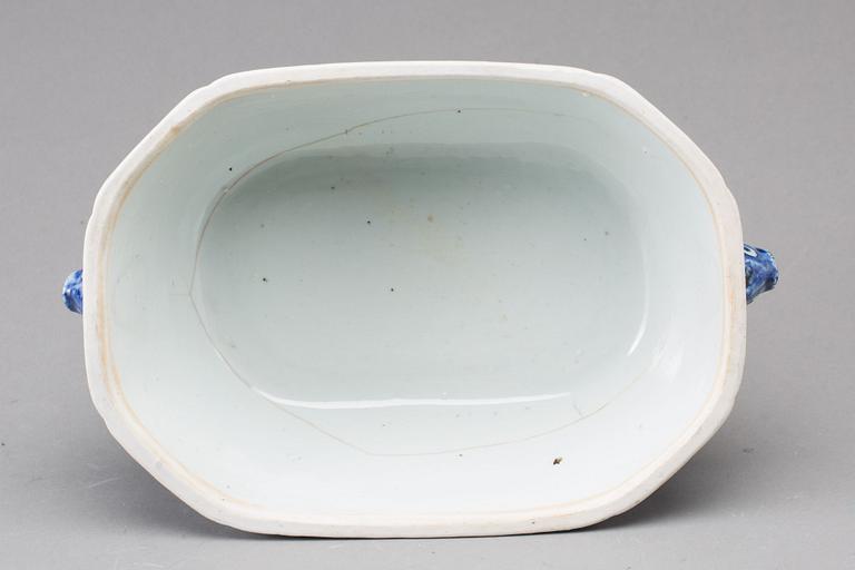 A BLUE AND WHITE TUREEN AND A BLUE AND WHITE SERVING DISH, CHINA, 18th/19th CENTURY.