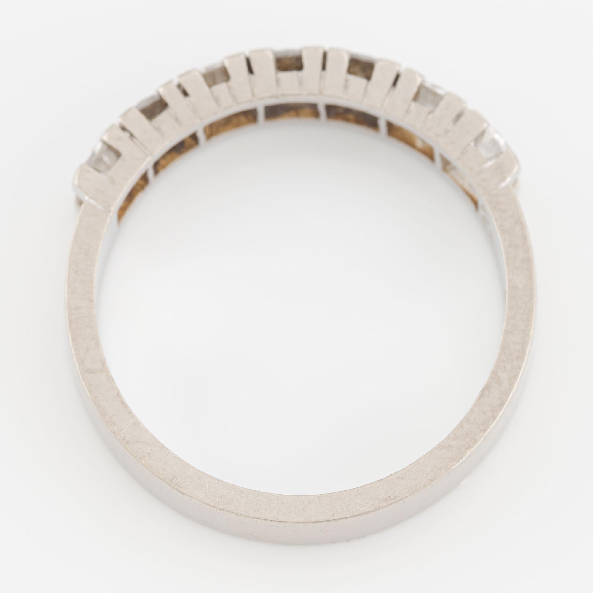 Ring 18K vitguld med runda briljantslipade diamanter.