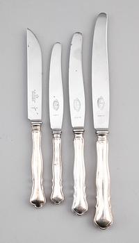 KNIVAR, 42 st, silver, "Chippendale", 1900-talets första hälft. Vikt med stålblad ca 1990 g.