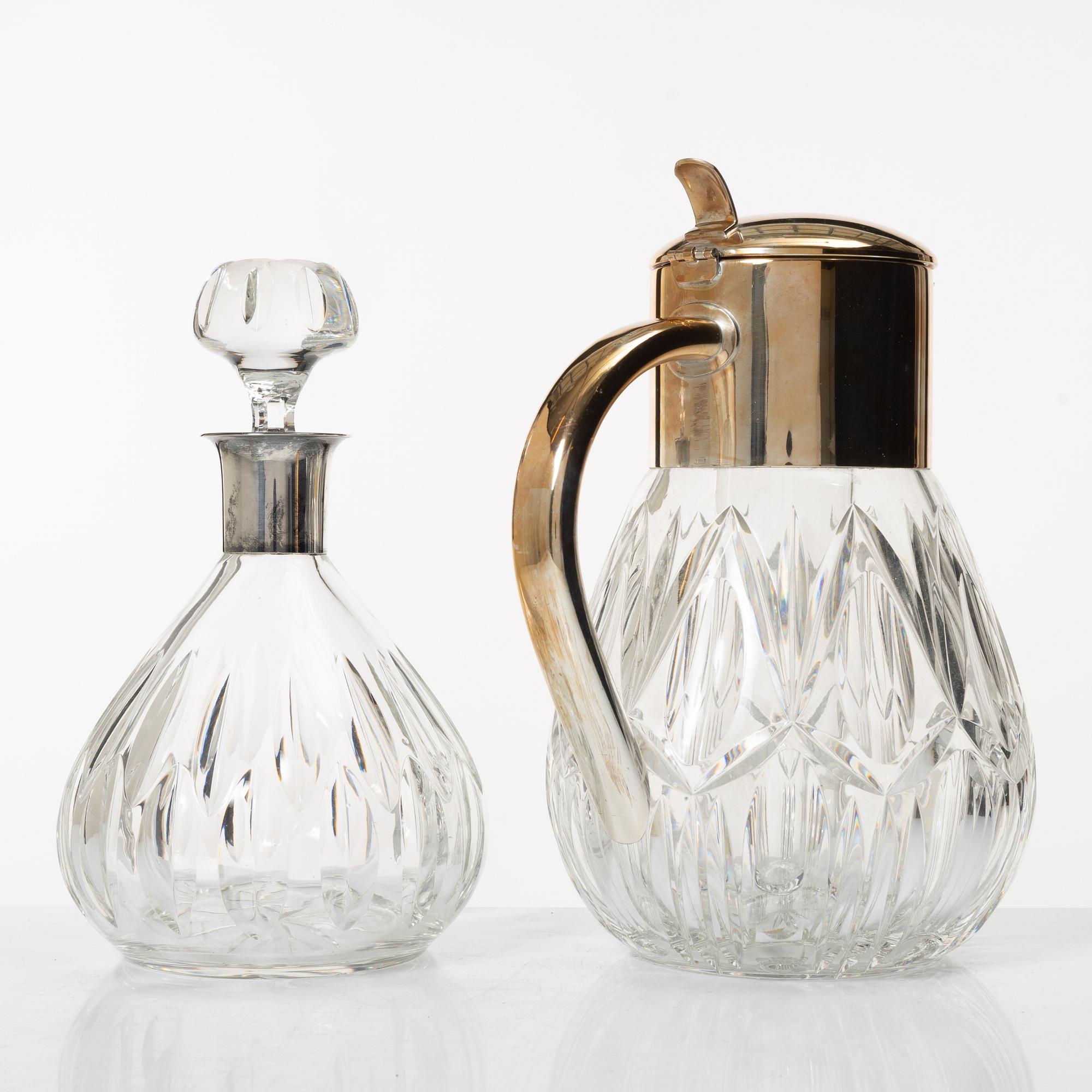 Karaffer, 2 st, Tyskland, varav en med montering i silver, 1900-tal.