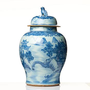 Golvurnor med lock, ett par, porslin. Qingdynastin, Qianlong (1736-95).