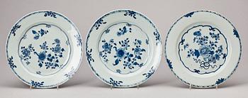 TALLRIKAR, tre stycken, kompaniporslin. Qing dynastin, Qianlong (1736-95).
