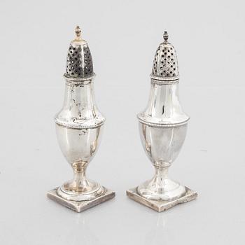 Two Shakers, of which one part with silver hallmarks London, England 1795.