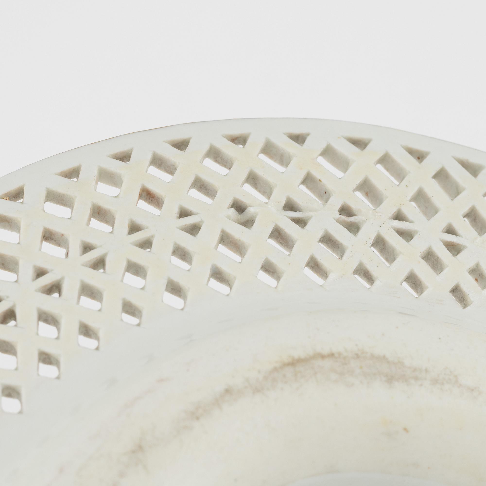 A porcelain bowl with stand, 19th century.