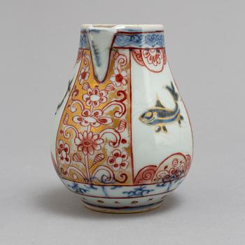 A imari porcelain pot, Qing dynasty, early 18th century.