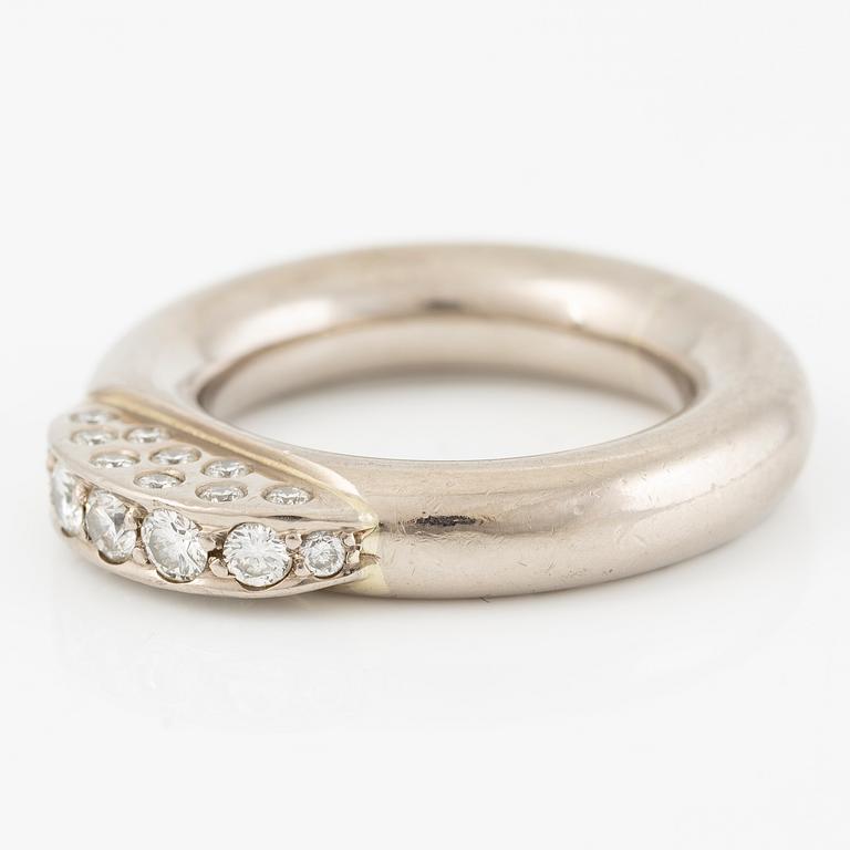 Ring 18K vitguld med briljantslipade diamanter.