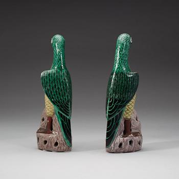 FIGURINER, ett par, porslin. Sen Qing dynasti (1644-1912).