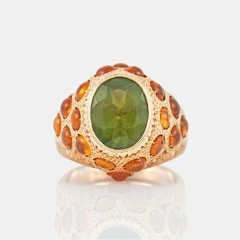 1241. RING med peridot, ca 2.80 ct, samt gula safirer signerat M. Buccellati.