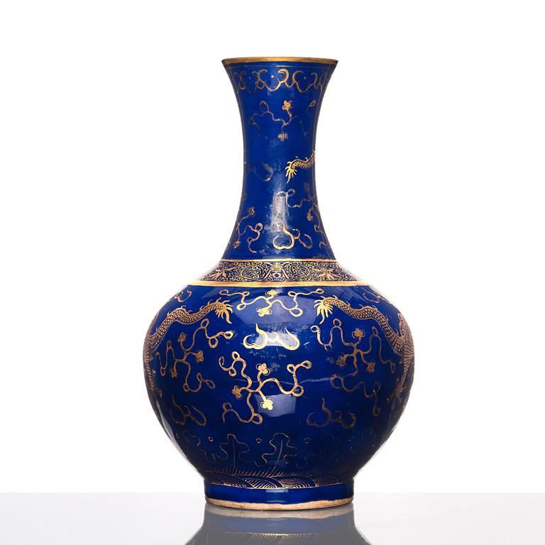 A Chinese blue glazed dragon vase, late Qing dynasty/early 20th Century.