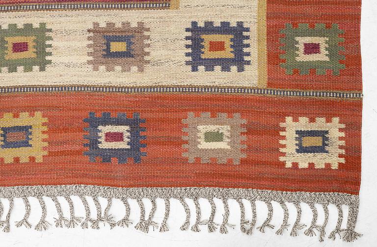 Märta Måås-Fjetterström, a flat weave 'Röd grön äng' carpet, c. 402 x 305 cm, signed MMF.