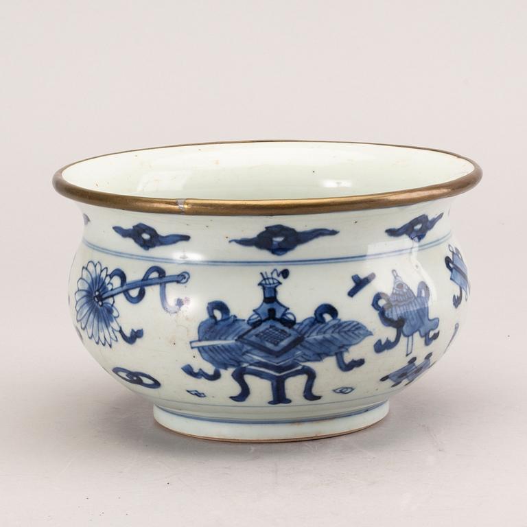 A blue and white censer, Qing dynasty, Kangxi (1662-1722).