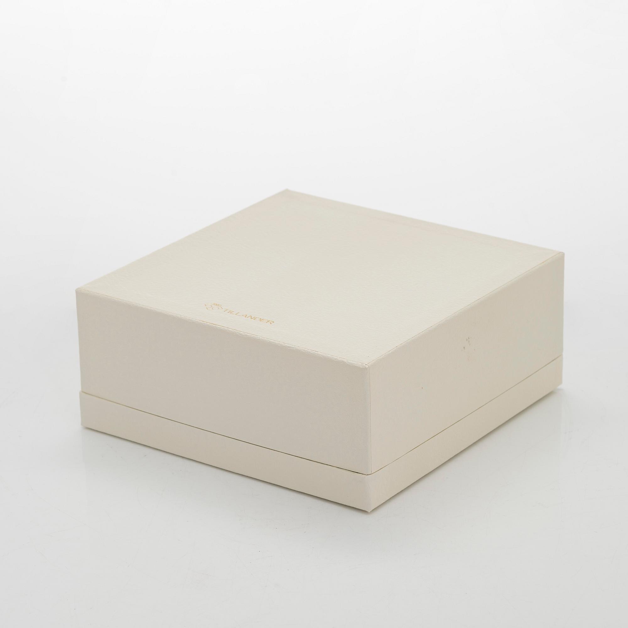 A. Tillander, skål, sterlingsilver och emalj. Helsingfors 2005.