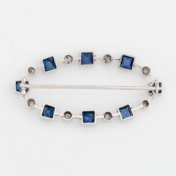 An 18K gold brooch set with faceted sapphires and old-cut diamonds.