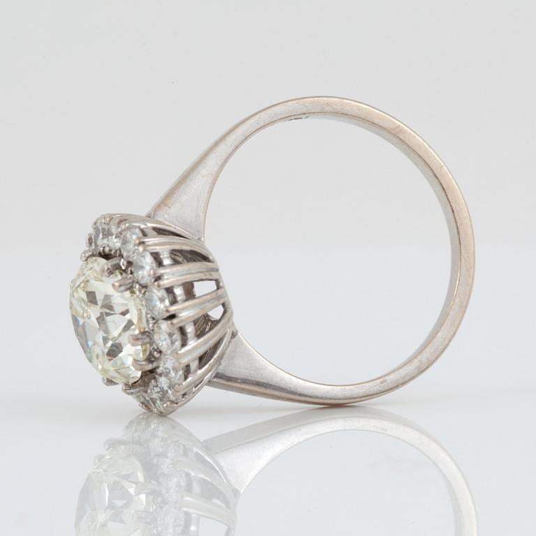 RING med kuddslipad diamant, ca 3.07 ct K/VVS, omgiven av mindre diamanter totalt ca 1.00 ct.