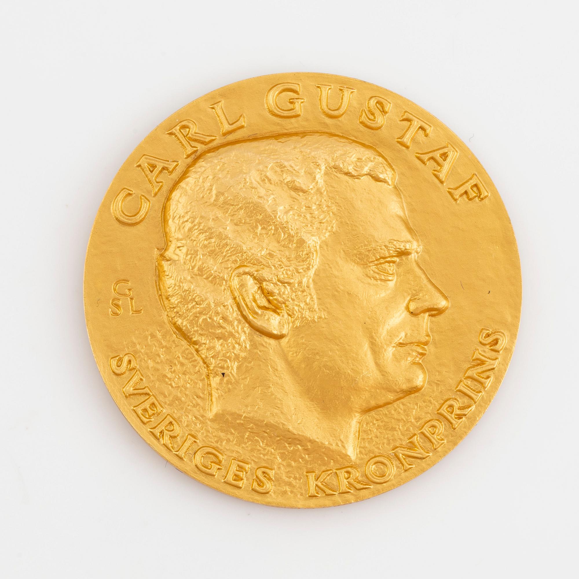 A Swedish 18K gold medal, over H.K.H. King Carl XVI Gustaf as crown prince.