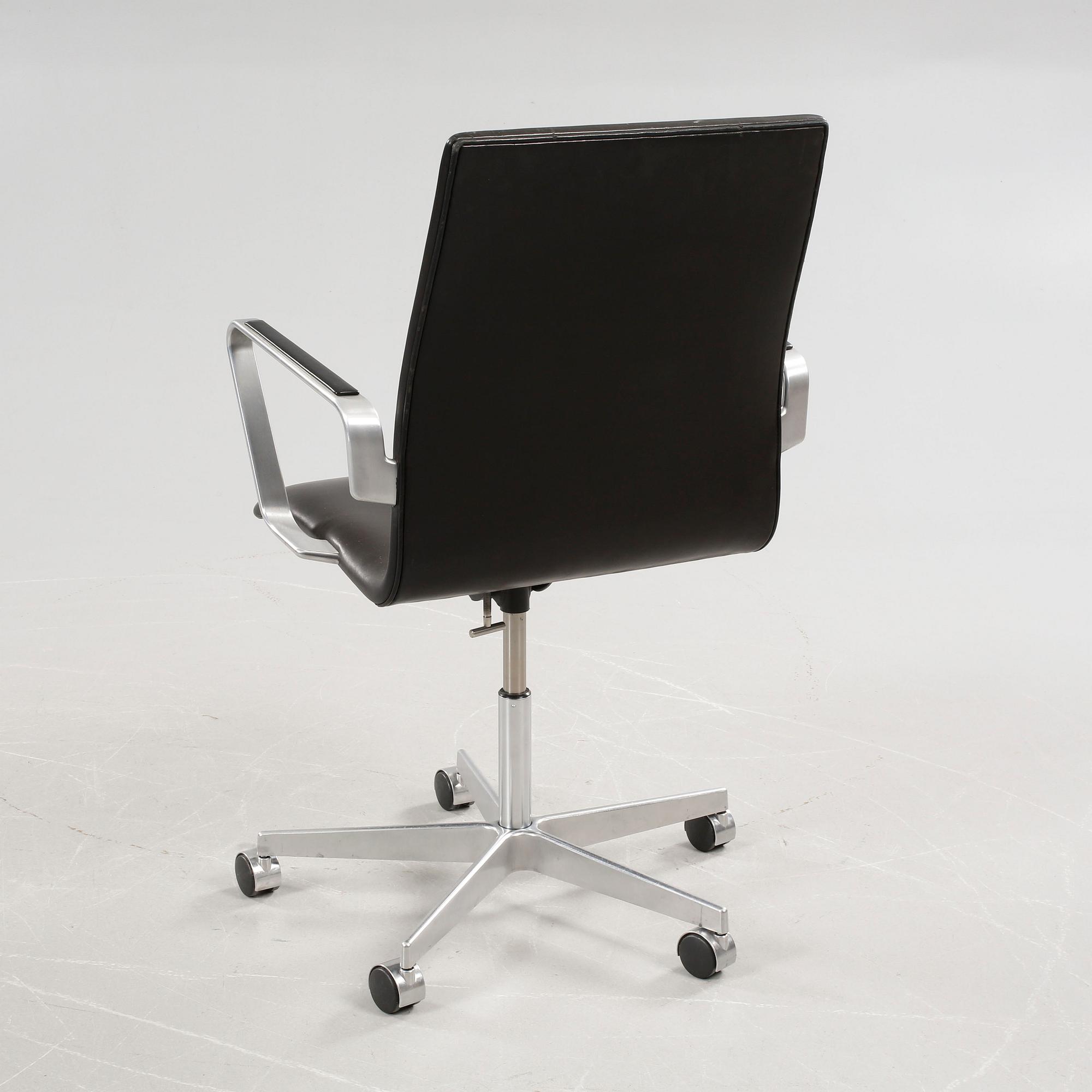A desk chair, model Oxford, designed by Arne Jacobsen for Fritz Hansen, 2005.