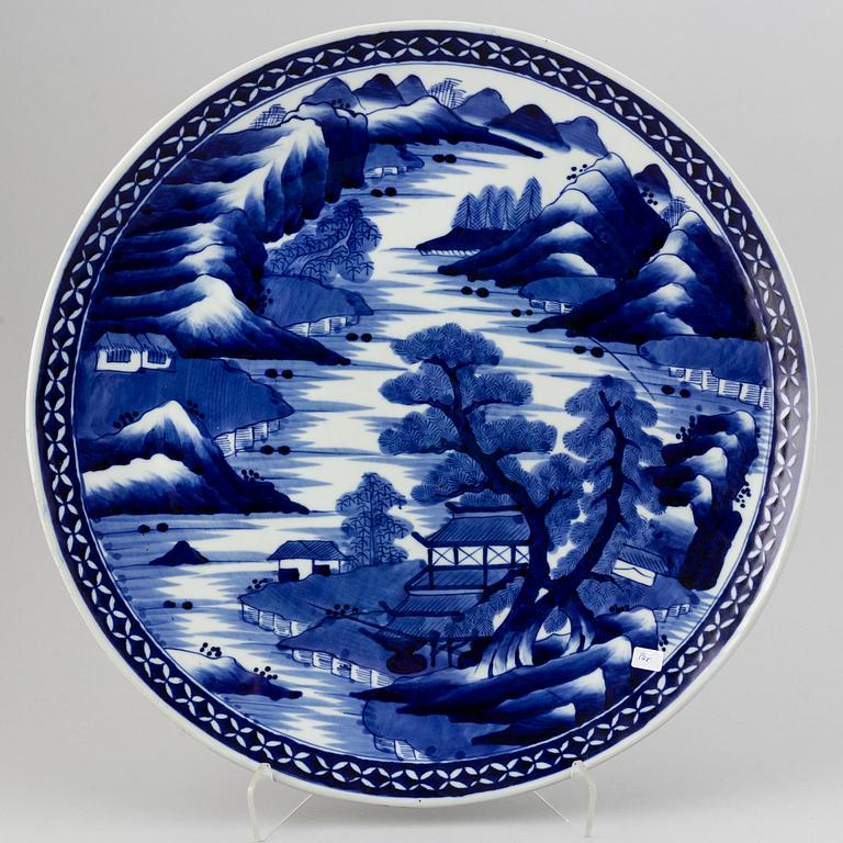 A pair of large blue and white Japanese dishes, Meiji period (1868-1912).