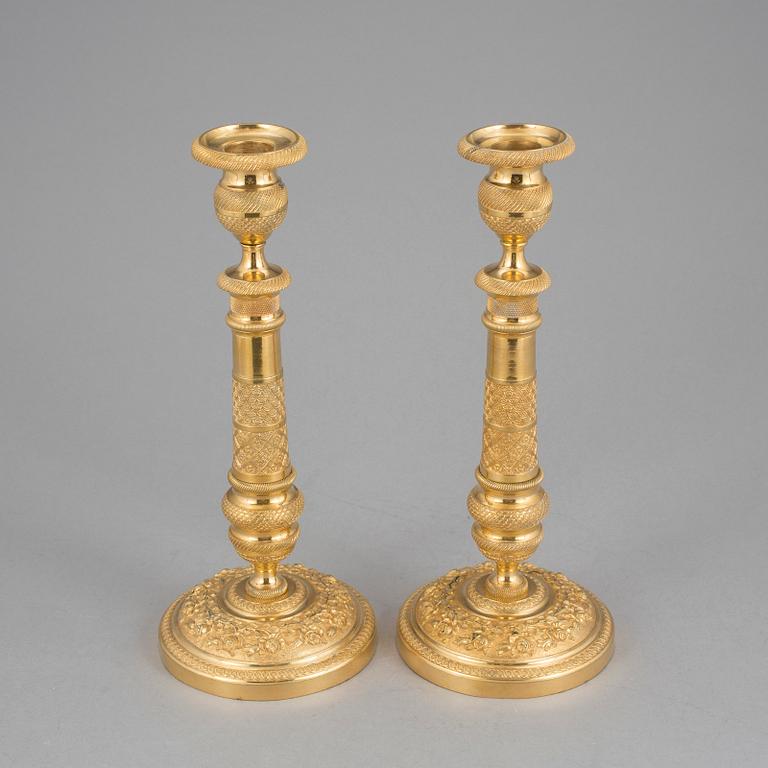 LJUSSTAKAR ett par, Förgylld brons. Senempire Frankrike, 1800-talets mitt.